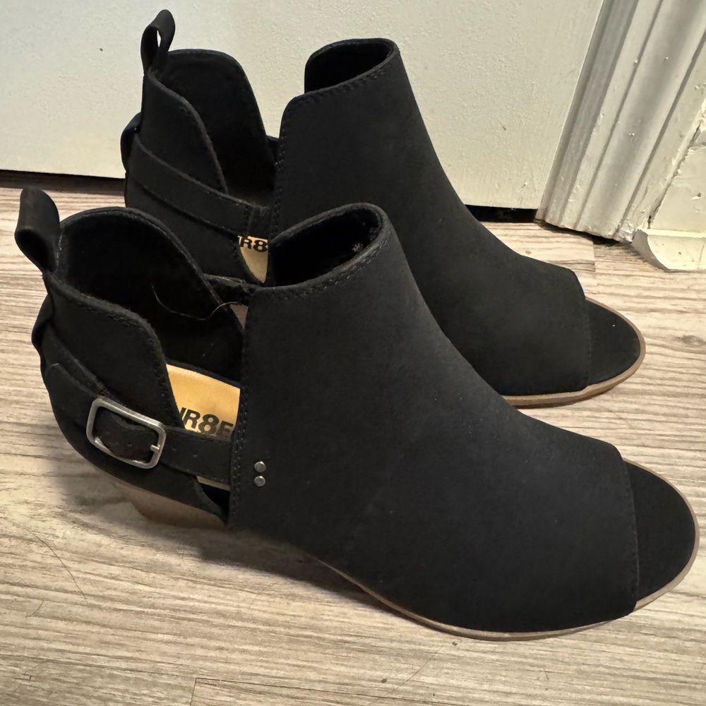 Brand new.. never worn Unr8Ted black boots sz 10